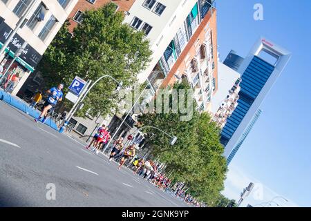 Eine Gruppe beliebter Sportler, die beim Halbmarathon in Madrid durch die Straßen von Madrid spazierengehen. In Spanien. Europa. Horizontale Fotografie. Stockfoto