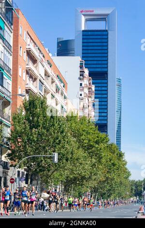 Eine Gruppe beliebter Sportler, die beim Halbmarathon in Madrid durch die Straßen von Madrid spazierengehen. In Spanien. Europa. Horizontale Fotografie. Stockfoto