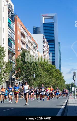 Eine Gruppe beliebter Sportler, die beim Halbmarathon in Madrid durch die Straßen von Madrid spazierengehen. In Spanien. Europa. Horizontale Fotografie. Stockfoto