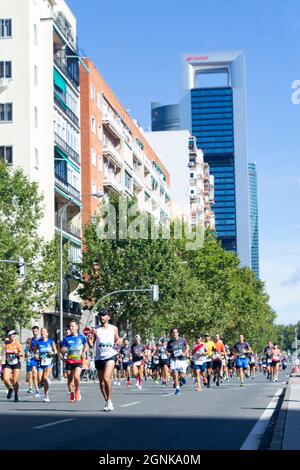 Eine Gruppe beliebter Sportler, die beim Halbmarathon in Madrid durch die Straßen von Madrid spazierengehen. In Spanien. Europa. Horizontale Fotografie. Stockfoto