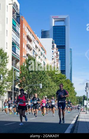 Eine Gruppe beliebter Sportler, die beim Halbmarathon in Madrid durch die Straßen von Madrid spazierengehen. In Spanien. Europa. Horizontale Fotografie. Stockfoto