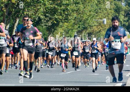 Eine Gruppe beliebter Sportler, die beim Halbmarathon in Madrid durch die Straßen von Madrid spazierengehen. In Spanien. Europa. Horizontale Fotografie. Stockfoto