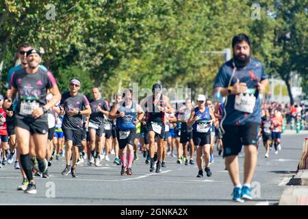 Eine Gruppe beliebter Sportler, die beim Halbmarathon in Madrid durch die Straßen von Madrid spazierengehen. In Spanien. Europa. Horizontale Fotografie. Stockfoto