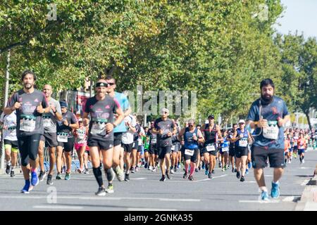 Eine Gruppe beliebter Sportler, die beim Halbmarathon in Madrid durch die Straßen von Madrid spazierengehen. In Spanien. Europa. Horizontale Fotografie. Stockfoto