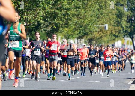 Eine Gruppe beliebter Sportler, die beim Halbmarathon in Madrid durch die Straßen von Madrid spazierengehen. In Spanien. Europa. Horizontale Fotografie. Stockfoto