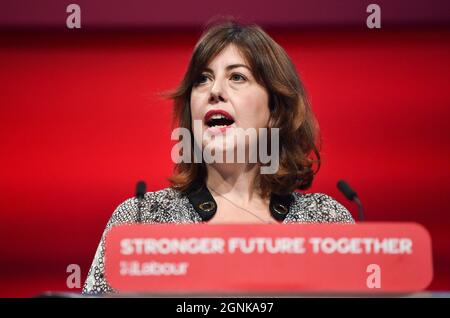 Brighton UK 26. September 2021 - Lucy Powell, die Schattenstaatssekretärin für Wohnungsbau, spricht auf der Labour Party Conference im Brighton Center : Credit Simon Dack / Alamy Live News Stockfoto