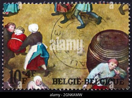 BELGIEN - UM 1967: Eine in Belgien gedruckte Briefmarke zeigt Details aus den Kinderspielen, Gemälde von Pieter Brueghel dem Älteren, niederländischer Maler, Stockfoto