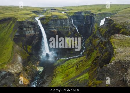 Dramatische Landschaft mit epischem Haifoss-Wasserfall im Landmannalaugar Canyon, Island. Luftpanoramic Drohne Ansicht Stockfoto