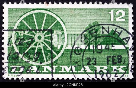 DÄNEMARK - UM 1960: Eine in Dänemark gedruckte Marke zeigt Seeder und Farm, um 1960 Stockfoto