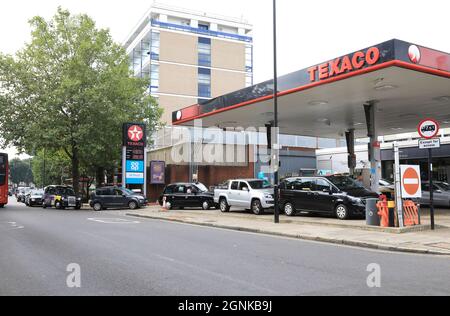 London, Großbritannien, 26. September 2021. Warteschlangen vor der Coop-Garage auf der Caledonian Road, Islingon, im Norden Londons, als die Kraftstoffkrise andauerte und Panikkäufe dazu beitrugen, dass Garagen in ganz Großbritannien trocken wurden. Quelle: Monica Wells/Alamy Live News Stockfoto