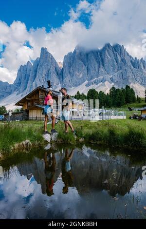 Geisler Alm, Dolomiten Italien, Wandern in den Bergen des Val di Funes in den italienischen Dolomiten,Naturpark Geisler-Puez mit Geisler Alm in Südtirol. Italien Europa, Paar Mann und Frau wandern Berge Stockfoto