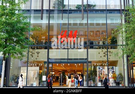 H&M-Kette an der Einkaufsmeile Schadowstraße im Stadtzentrum von Düsseldorf. Stockfoto