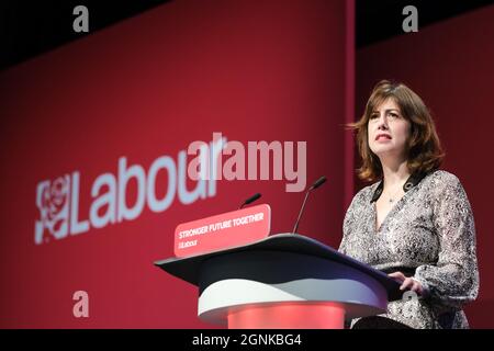 Brighton, Großbritannien. September 2021. Brighton, Großbritannien. Sonntag, 26. September 2021 . Lucy Powell, Shadow Secretary of State for Housing Addresses Conference during the Housing and Transport Debate Labour Party 2021 Conference Credit: Julie Edwards/Alamy Live News Stockfoto