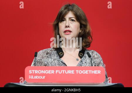 Brighton, Großbritannien. September 2021. Brighton, Großbritannien. Sonntag, 26. September 2021 . Lucy Powell, Shadow Secretary of State for Housing Addresses Conference during the Housing and Transport Debate Labour Party 2021 Conference Credit: Julie Edwards/Alamy Live News Stockfoto