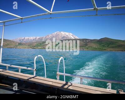 Mit der Fähre von der Stadt Van zur Akdamar Insel - landschaftlich schöner Blick auf Lake Van und Mount Artos Stockfoto