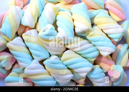 Mehrfarbige Sumpflandschaften. Draufsicht. Hintergrund oder Textur von bunten blauen und rosa Marshallows. Stockfoto