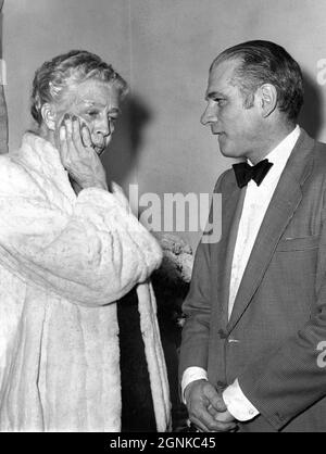 ELEANOR ROOSEVELT (Witwe von F.D.R.) besuchte LAURENCE OLIVIER in Kostüm als Archie Rick nach einer Wohltätigkeitsaufführung DES ENTERTAINERS von JOHN OSBORNE im Royale Theater in New York am 27. März 1958 Stockfoto