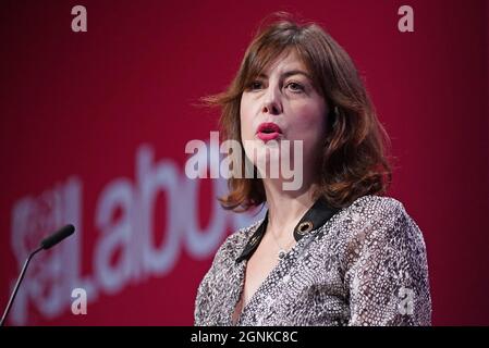 Lucy Powell, die Schattenstaatssekretärin für Wohnungswesen, spricht auf der Konferenz der Labour Party in Brighton. Bilddatum: Sonntag, 26. September 2021. Stockfoto