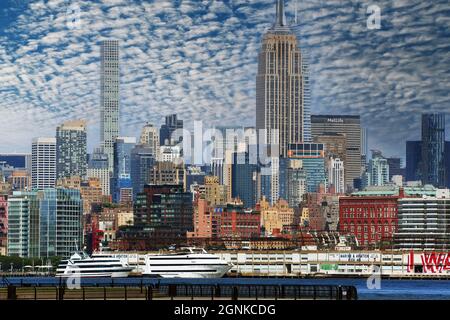 CITY CRUSH: Ein Blick über den Fluss von der Jersey City Waterfront bietet einen wunderschönen Blick auf die New Yorker Stadtlandschaft. Stockfoto