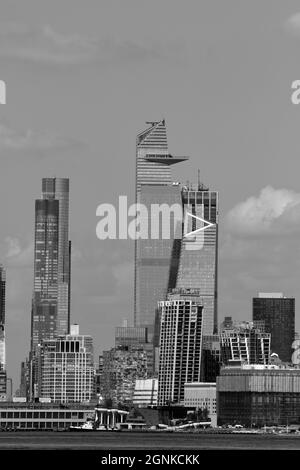 CITY CRUSH: Ein Blick über den Fluss von der Jersey City Waterfront bietet einen wunderschönen Blick auf die New Yorker Stadtlandschaft. Stockfoto