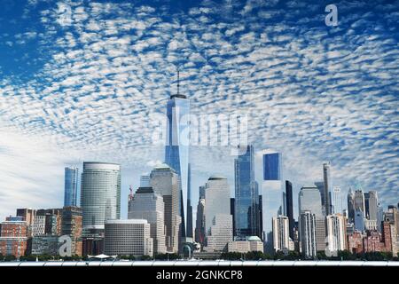 CITY CRUSH: Ein Blick über den Fluss von der Jersey City Waterfront bietet einen wunderschönen Blick auf die New Yorker Stadtlandschaft. Stockfoto