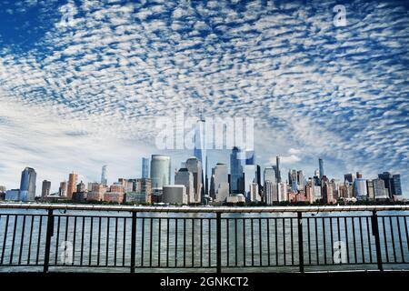 CITY CRUSH: Ein Blick über den Fluss von der Jersey City Waterfront bietet einen wunderschönen Blick auf die New Yorker Stadtlandschaft. Stockfoto