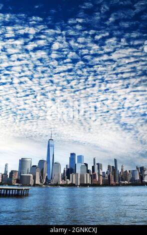 CITY CRUSH: Ein Blick über den Fluss von der Jersey City Waterfront bietet einen wunderschönen Blick auf die New Yorker Stadtlandschaft. Stockfoto