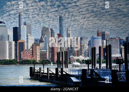 CITY CRUSH: Ein Blick über den Fluss von der Jersey City Waterfront bietet einen wunderschönen Blick auf die New Yorker Stadtlandschaft. Stockfoto