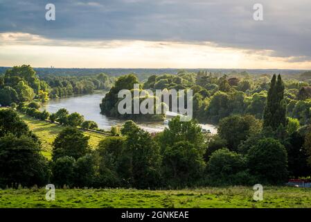 Idyllischer Blick auf die Themse vom Richmond Hill, Richmond-upon-Thames, London, England, Großbritannien Stockfoto