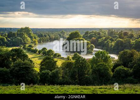 Idyllischer Blick auf die Themse vom Richmond Hill, Richmond-upon-Thames, London, England, Großbritannien Stockfoto