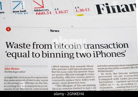 "Verschwendung von Bitcoin-Transaktion 'entspricht Binning zwei iPhones' Guardian Zeitung Schlagzeile Bitcoin iPhones Artikel am 17. September 2021 London UK Stockfoto