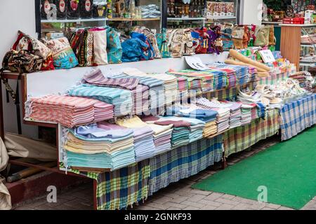 Kemer, Türkei - 08.31.2021 mehrfarbige Rollen von Stoffen und Textilien auf dem Markt. Verkauf von Textilien auf dem türkischen Markt in Kermer Stockfoto