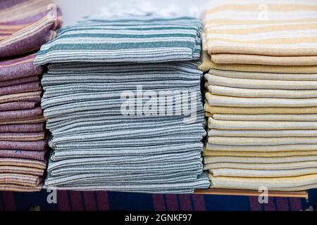 Bunte Rollen von Stoffen und Textilien auf dem Markt. Verkauf von Textilien auf dem türkischen Markt in Kermer Stockfoto