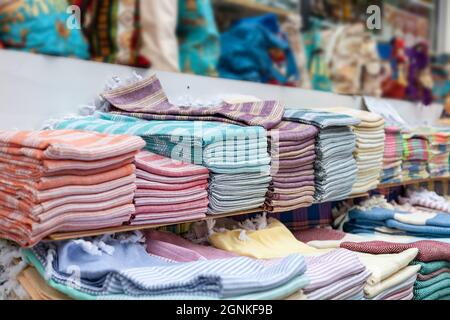 Bunte Rollen von Stoffen und Textilien auf dem Markt. Verkauf von Textilien auf dem türkischen Markt in Kermer Stockfoto