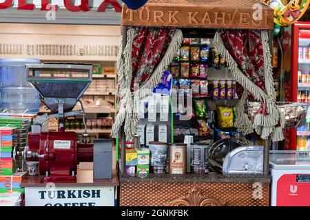 Kemer, türkei - 09. 12. 2021: Sehen Sie sich die Kaffeemühle des Coffee Shop Innenraums im türkischen Basar an Stockfoto