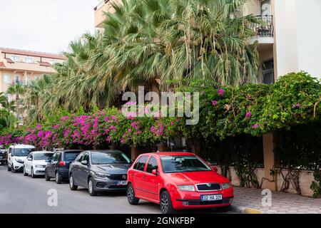 Kemer, Türkei - 08.31.2021: Parkplatz in der Nähe des Hotels mit hohen Palmen und einem Ruhebereich Autostraße Stockfoto