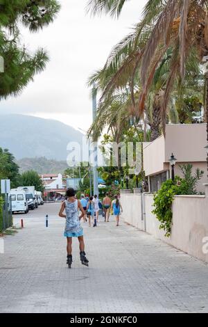 Türkei, Kemer - 09. 12. 2021: Mann Rollschuh auf Rollen auf der Straße Stockfoto