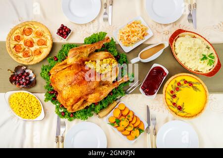 Thanksgiving-Dinner. Gefüllter truthahn mit traditionellen Gerichten. Thanksgiving oder Weihnachten. Stockfoto