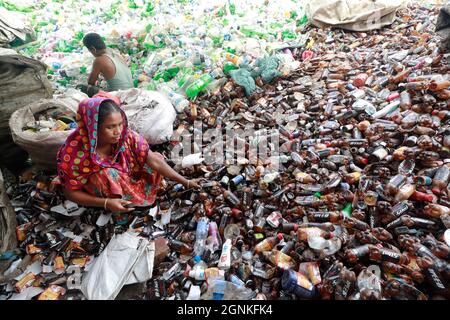 Dhaka, Bangladesch - 26. September 2021: Arbeiter in Bangladesch arbeiten in einer Kunststoff-Recycling-Fabrik in Hazaribagh in Dhaka, Bangladesch. Stockfoto