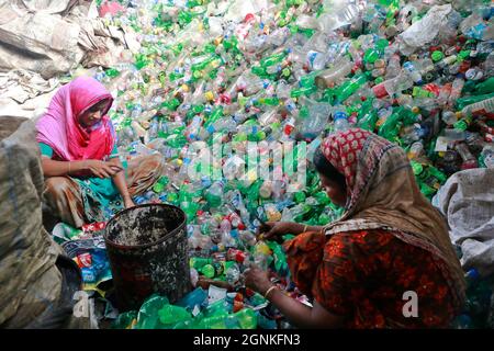 Dhaka, Bangladesch - 26. September 2021: Arbeiter in Bangladesch arbeiten in einer Kunststoff-Recycling-Fabrik in Hazaribagh in Dhaka, Bangladesch. Stockfoto