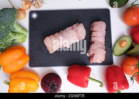 Frisch geschnittenes Fleisch und Gemüse auf dem Tisch aus der Nähe Stockfoto