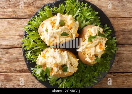 Gebackene Kartoffeln mit Krönungshuhnsalat sind eine Kombination aus kalt gekochtem Hühnerfleisch, Kräutern und Gewürzen und einer cremigen Mayonnaise-Sauce aus der Nähe Stockfoto