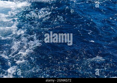 Tieftürkisblaues und blaues Mittelmeer mit Textur Hintergrund. Hintergrundaufnahme der Wasseroberfläche des Aqua-Meeres Stockfoto