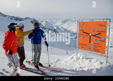 Eine Gruppe von Skifahrern an den Hängen des Stubaier Gletschers Stockfoto