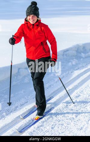 Skifahrerin, länderübergreifende Übung an einem sonnigen Wintertag Stockfoto