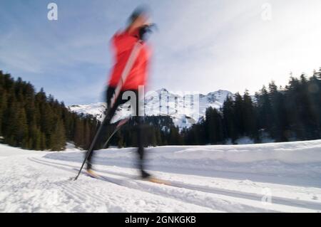 Skifahrerin, länderübergreifende Übung an einem sonnigen Wintertag Stockfoto