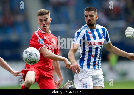 HEERENVEEN, NIEDERLANDE - 26. SEPTEMBER: Daan verrotet den FC Twente und Ibrahim Dresevic vom SC Heerenveen während des niederländischen Eredivisie-Spiels zwischen dem SC Heerenveen und dem FC Twente am 26. September 2021 im Abe Lenstra Stadion in Heerenveen, Niederlande (Foto: Peter Lous/Orange Picts) Stockfoto