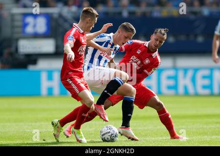 HEERENVEEN, NIEDERLANDE - 26. SEPTEMBER: Daan verrotet vom FC Twente, Joey Veerman vom SC Heerenveen und Luca Everink vom FC Twente während des niederländischen Eredivisie-Spiels zwischen SC Heerenveen und FC Twente am 26. September 2021 im Abe Lenstra Stadion in Heerenveen, Niederlande (Foto: Peter Lous/Orange Picches) Stockfoto