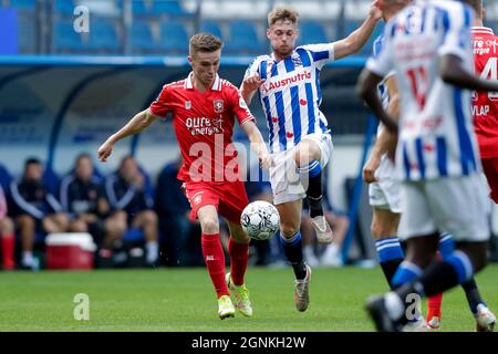 HEERENVEEN, NIEDERLANDE - 26. SEPTEMBER: Daan Rots vom FC Twente und Arjen van der Heide vom SC Heerenveen während des niederländischen Eredivisie-Spiels zwischen dem SC Heerenveen und dem FC Twente am 26. September 2021 im Abe Lenstra Stadion in Heerenveen, Niederlande (Foto: Peter Lous/Orange Picts) Stockfoto