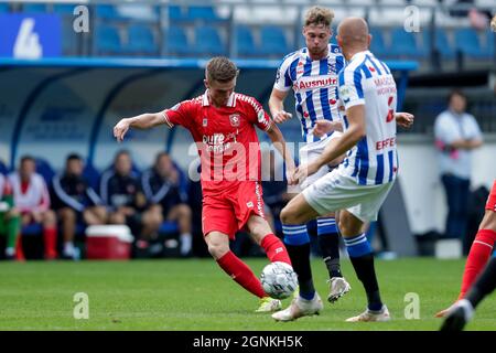 HEERENVEEN, NIEDERLANDE - 26. SEPTEMBER: Daan Rots vom FC Twente hat beim niederländischen Eredivisie-Spiel zwischen SC Heerenveen und FC Twente am 26. September 2021 im Abe Lenstra Stadion in Heerenveen, Niederlande, einen Torschuss erzielt (Foto: Peter Lous/Orange Picts) Stockfoto